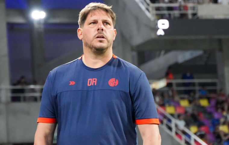 Ayude mostró su descontento con el penal sancionado y las expulsiones que condicionaron al equipo.