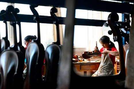 La región que convirtió la fabricación de violines en una industria es el condado de Queshan, ciudad de Zhumadian, provincia de Henan, en el centro de China. La región que convirtió la fabricación de violines en una industria es el condado de Queshan, ciudad de Zhumadian, provincia de Henan, en el centro de China.