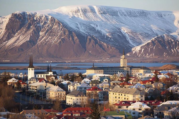 Los paisajes espectaculares de Islandia y la escasa población contribuyen a su elevada calidad de vida.