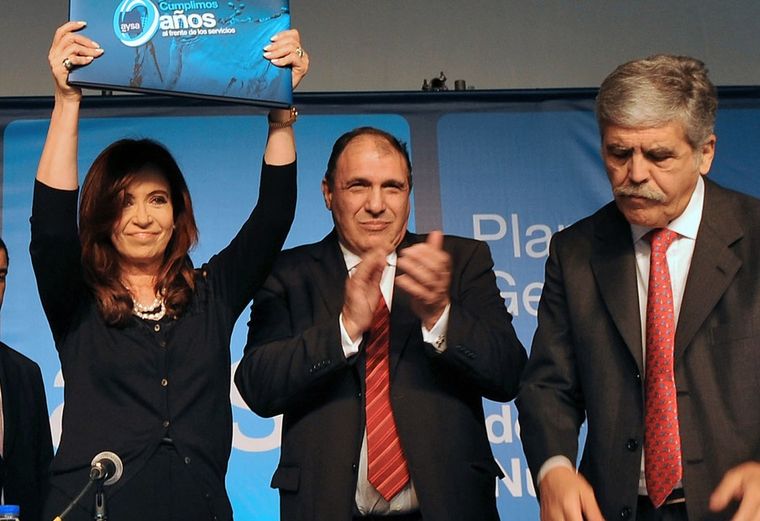 El extitular de AySA, Carlos Ben, junto a Cristina Fernández de Kirchner y Julio De Vido en un acto de la firma de agua y saneamiento realizado en Bernal en 2012.