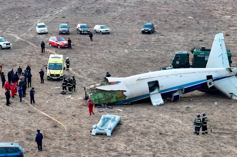 La parte trasera del fuselaje del avión que cayó en Kazajistán Foto: X