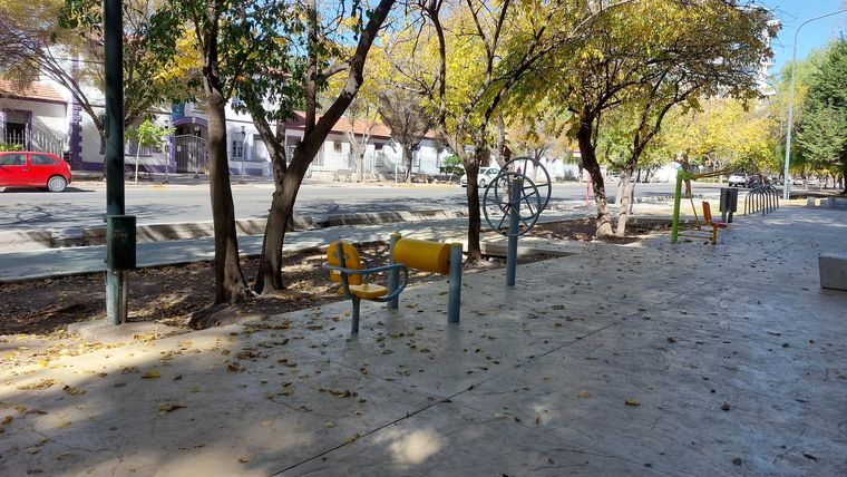 El hogar Santa Marta está ubicado sobre Boulogne Sur Mer, frente al Parque de los Abuelos del Parque General San Martín. El hogar Santa Marta está ubicado sobre Boulogne Sur Mer, frente al Parque de los Abuelos del Parque General San Martín.