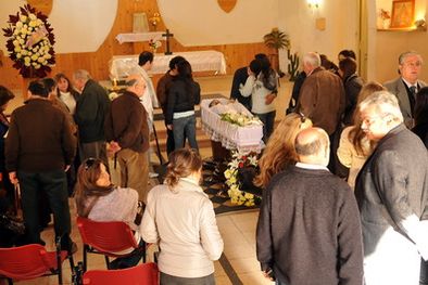 MDZol | La capilla del Lencinas fue finalmente el lugar del velatorio. Foto: Nacho Gaffuri / MDZ