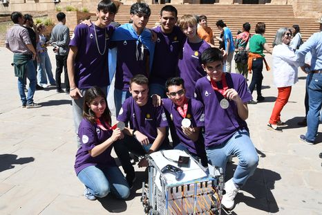 Estudiantes mendocinos representan al país en el Mundial de robótica tras ganar una competencia clave y costear el viaje con rifas. Estudiantes mendocinos representan al país en el Mundial de robótica tras ganar una competencia clave y costear el viaje con rifas.
