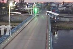 La caída del colectivo al río