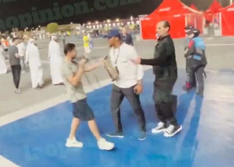 Samuel Etoo encara al youtuber antes de agredirlo. Foto: Captura