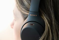Los auriculares inalámbricos de Sony combinan almohadillas suaves con sistemas de cancelación de ruido digital.