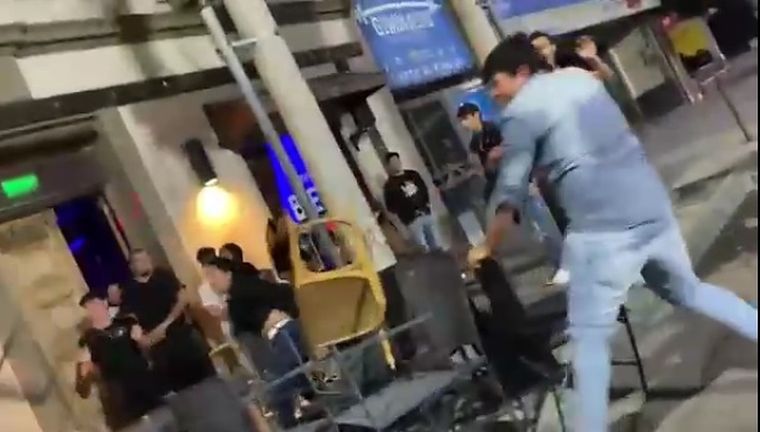 Con sillas, golpes y patadas intentó ingresar un grupo de jóvenes a un bar en Tunuyán