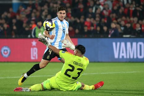 la reaccion de arturo vidal tras el golazo de julian alvarez en chile-argentina la reaccion de arturo vidal tras el golazo de julian alvarez en chile-argentina
