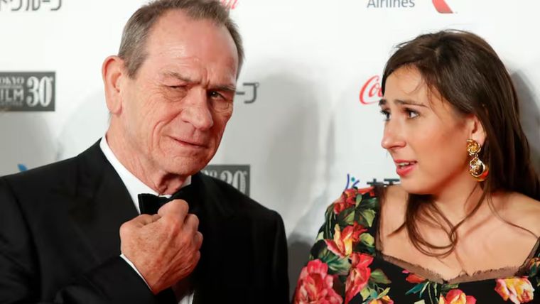 Tommy Lee Jones junto a su hija Victoria, con quien compartió el set de filmación en varias oportunidades. Tommy Lee Jones junto a su hija Victoria, con quien compartió el set de filmación en varias oportunidades.