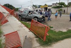 La camioneta se detuvo tras impactar contra la rampa de ua pasarela y un poste de luz