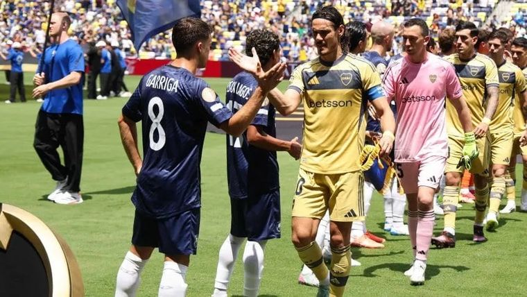 Gerard Garriga estrechando su mano con Cavani, en el 1-1 entre Boca y Auckland City por el Mundial de Clubes. Gerard Garriga estrechando su mano con Cavani, en el 1-1 entre Boca y Auckland City por el Mundial de Clubes.
