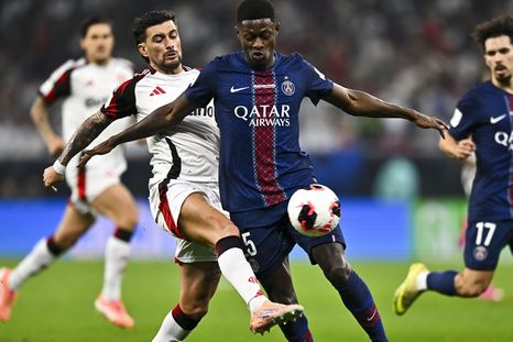 El volante de PSG, Nuno Mendes, se lleva el balón ante la marca del uruguayo De Arrascaeta, de Flamengo. El volante de PSG, Nuno Mendes, se lleva el balón ante la marca del uruguayo De Arrascaeta, de Flamengo.