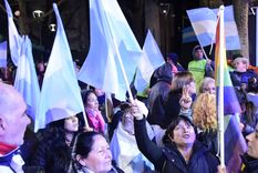 En fotos: las imágenes de una noche que trajo euforia en Fuerza Patria y desazón en La Libertad Avanza