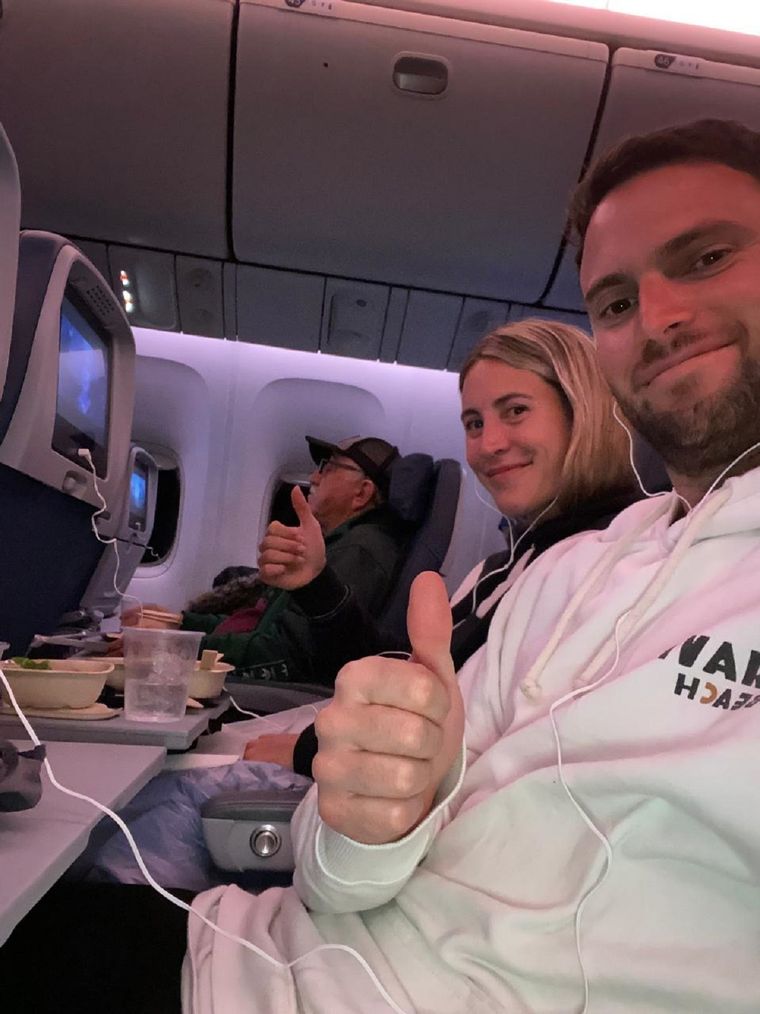 Franco y Catalina cuando abordaron el vuelo de regreso de España hacia Mendoza Foto: gentileza