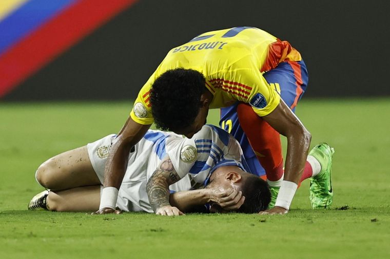 Johan Mojica se acerca luego de ver a Messi lesionado. Foto: EFE