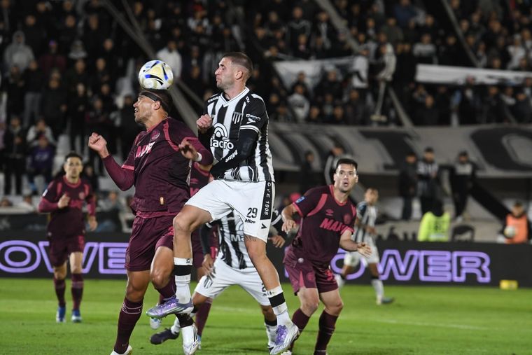 El delantero de Gimnasia, Agustín Módica, va a la carga ante el defensor paraguayo de Lanús, Ronaldo Dejesús. El delantero de Gimnasia, Agustín Módica, va a la carga ante el defensor paraguayo de Lanús, Ronaldo Dejesús.