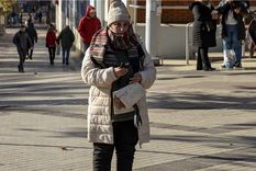 Los argentinos salen a la calle con mucho abrigo para afrontar la ola polar.&nbsp;