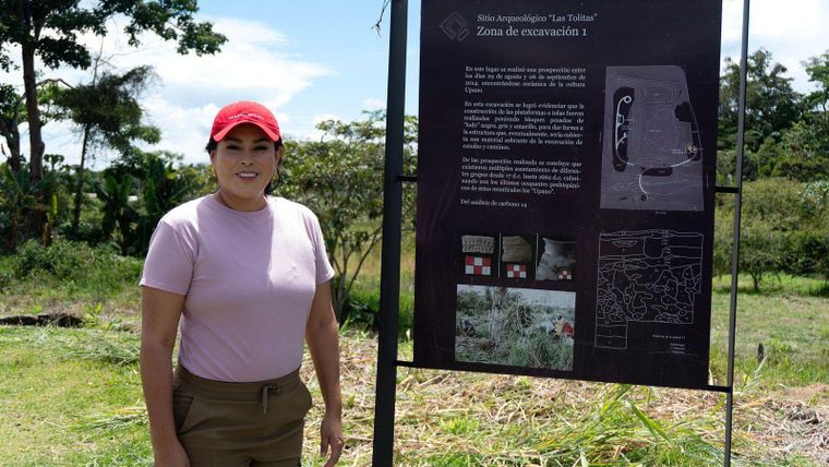 Yajaira Ramón Rodas, alcaldesa de Pablo Sexto, supervisa un pequeño parque arqueológico construido en torno a las tolitas locales.
