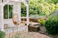 Los materiales de jardinería pueden tener un efecto perjudicial sobre el medio ambiente debido a sus altas emisiones de carbono. Una solución es diseñar un jardín de manera sustentable Foto: Yardzen