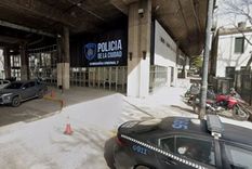 El cartel cayó desde aproxidamente ocho metros y cayó sobre el policía, que murió en el lugar.