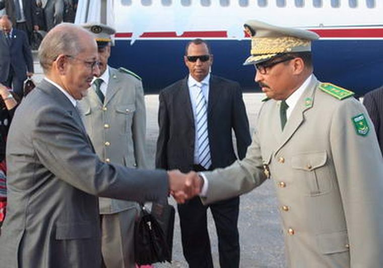 Presidente de Mauritania saluda al general Mohamed Ould Abdel Aziz, (d), en el aeropuerto de Nouakchott. Foto: EFE