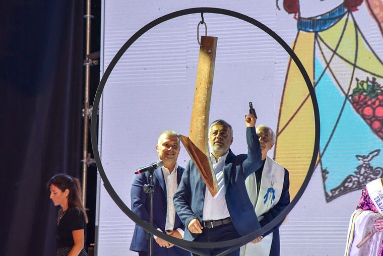 Cornejo llevó a cabo el tradicional golpe de reja. Foto: Maru Mena / MDZ