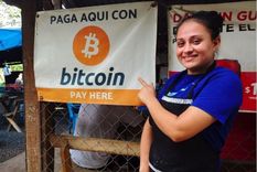 El comedor donde trabaja Celina Fuentes es uno de los negocios de El Zonte, en El Salvador, que aceptan bitcoin como forma de pago. Foto: MARCOS GONZÁLEZ / BBC