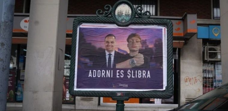 Los afiches contra Manuel Adorni. Foto: NA