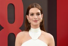 Anne Hathaway nos plantea una solución a nuestros problemas de querer vernos más estilizadas usando un pantalón blanco Foto: Harpers Bazaar