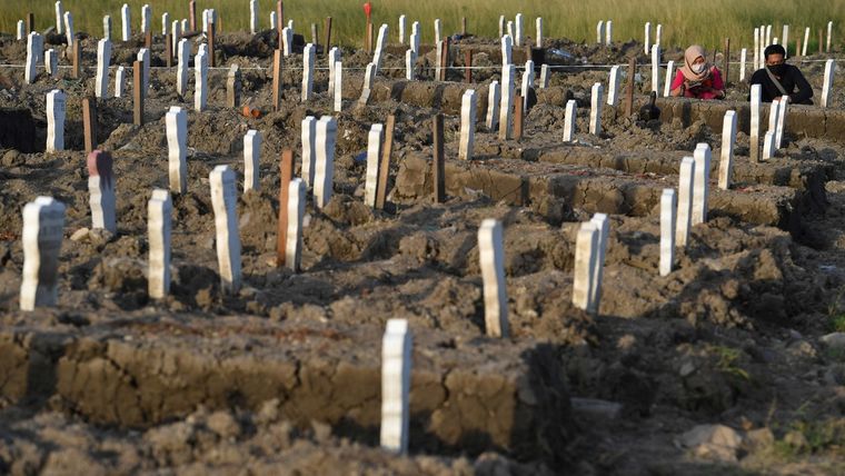 Un cementerio en la provincia de Java Oriental, Indonesia, el 16 de mayo de 2020. Foto: RT