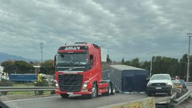 El desprendimiento del acoplado del camión Volvo generó complicaciones y demoras en el tráfico.