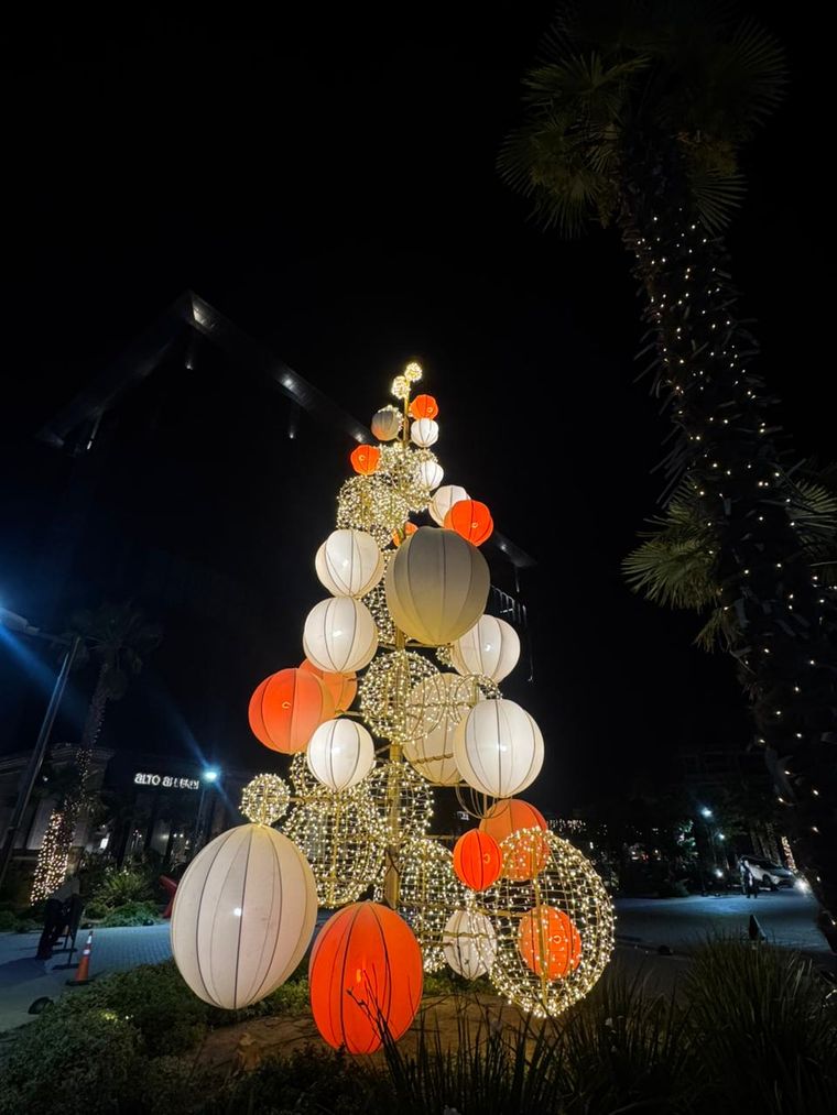 Vistapueblo apostó por un árbol único que combina creatividad, estética y tecnología para recibir la Navidad de manera impactante. Vistapueblo apostó por un árbol único que combina creatividad, estética y tecnología para recibir la Navidad de manera impactante.