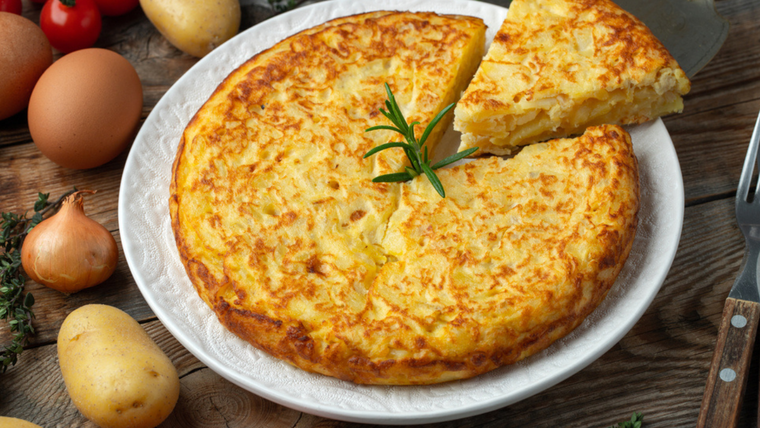 Con el tiempo, la receta de tortilla de papas se adaptó con ingredientes como queso, chorizo o verduras. Con el tiempo, la receta de tortilla de papas se adaptó con ingredientes como queso, chorizo o verduras.