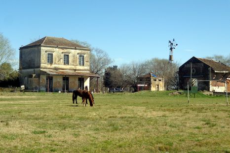 Azcuénaga conserva la estampa ferroviaria y rural que le dio origen en el interior bonaerense. Azcuénaga conserva la estampa ferroviaria y rural que le dio origen en el interior bonaerense.