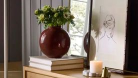 Si bien el parpadeo de las velas generan sensaciones de relax también es cierto que son tóxicas, lo que significa que pueden contaminar su dormitorio y afectar la calidad del sueño. Foto: Target / Threshold™ - Studio McGee