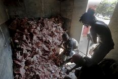 Brasileños recolectando restos en un camión Foto: twitter: @JornalOGlobo