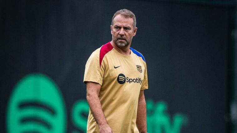 Hansi Flick apuntó contra la directiva de Barcelona por no inscribirles a los refuerzos para el debut: No estoy muy...