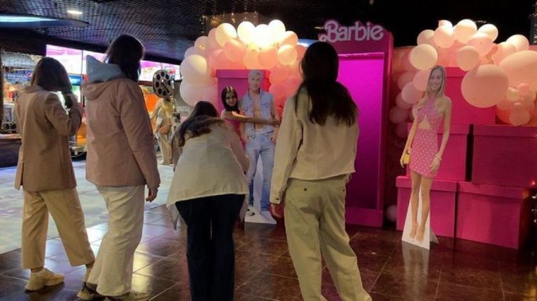 Copias no autorizadas de Barbie pueden verse en cines en Moscú.