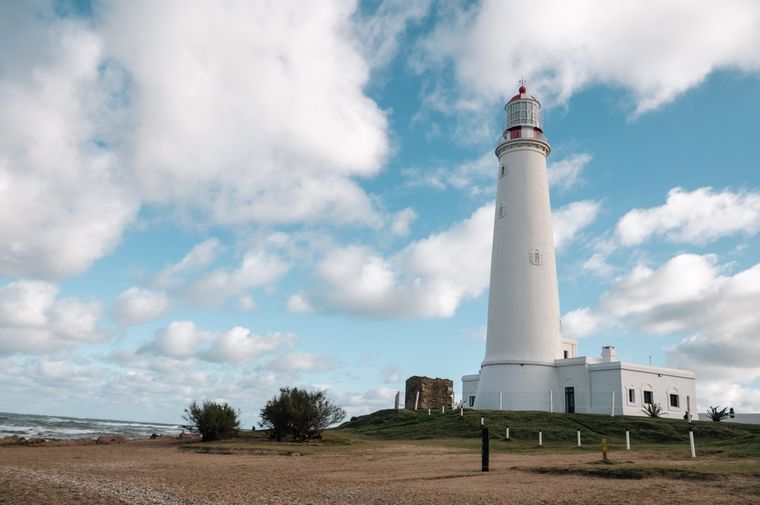 La Paloma es un destino turístico popular por la pesca, el surf y la avistamiento de ballenas. La Paloma es un destino turístico popular por la pesca, el surf y la avistamiento de ballenas.