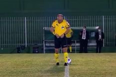 insolito: un arbitro se hizo encima al inicio de un partido en brasil y es viral
