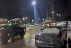 Un equipo de la Secretaría de Emergencias y Gestión de Riesgos de Neuquén atravesó rutas intransitables por la nieve para llevar un medicamento. Foto: Captura de video