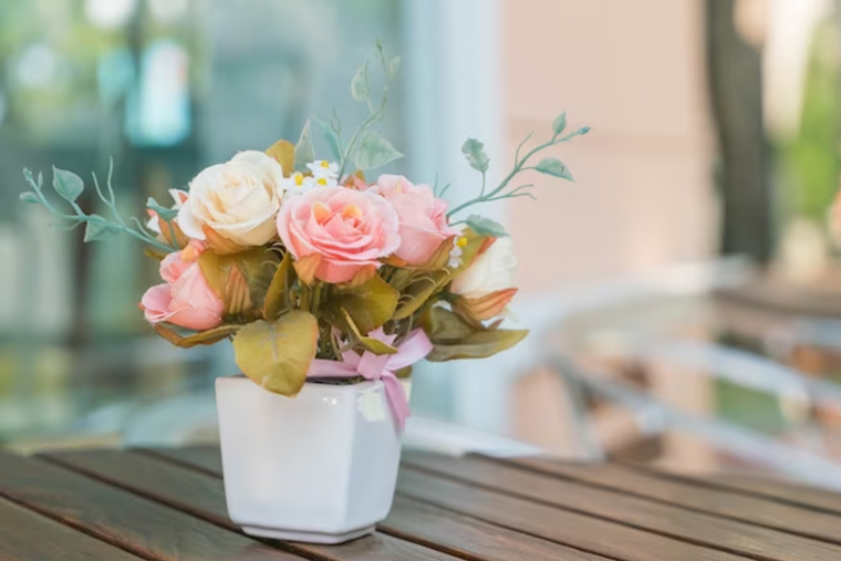 Los floreros le aportan vida a los rincones de la casa. Foto: Freepik