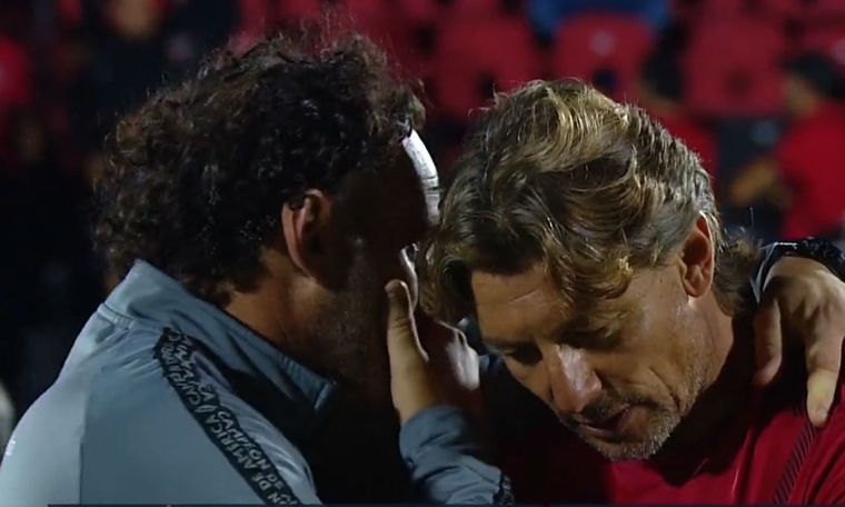 Heinze y Milito se quedaron a hablar un largo tiempo luego del partido. Foto: Captura