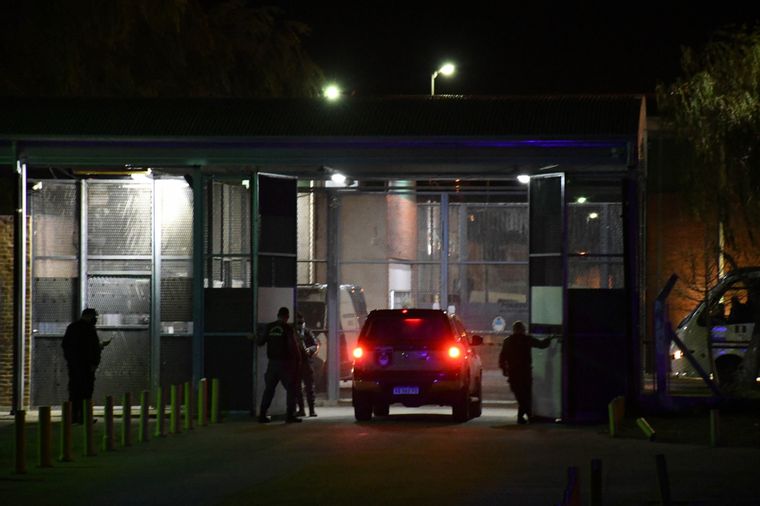 Desde el exterior rompieron un alambrado con una amoladora. Foto: Telam