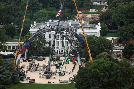 El escenario temporal se construye para un evento de celebración de los 250 años de la independencia. El escenario temporal se construye para un evento de celebración de los 250 años de la independencia.