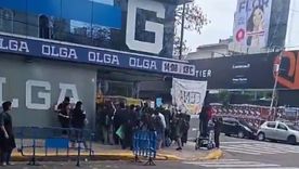 El ingreso de la conocida productora de contenido vía streaming fue intervenido por un grupo de jóvenes con pancartas y carteles.