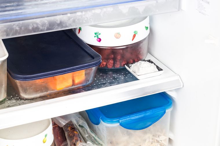 Un pequeño recipiente con este producto nos ayuda a eliminar el mal olor. Foto: Shutterstock