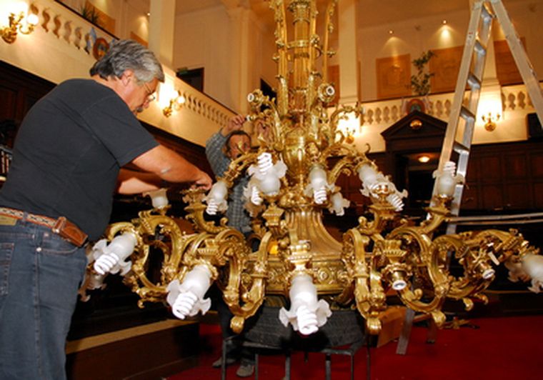 La araña de la sala de sesiones  fue restaurada. Foto: Nacho Gaffuri / MDZ