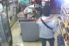 Peso droga en la balanza de un almacén Foto: captura video Peso droga en la balanza de un almacén Foto: captura video